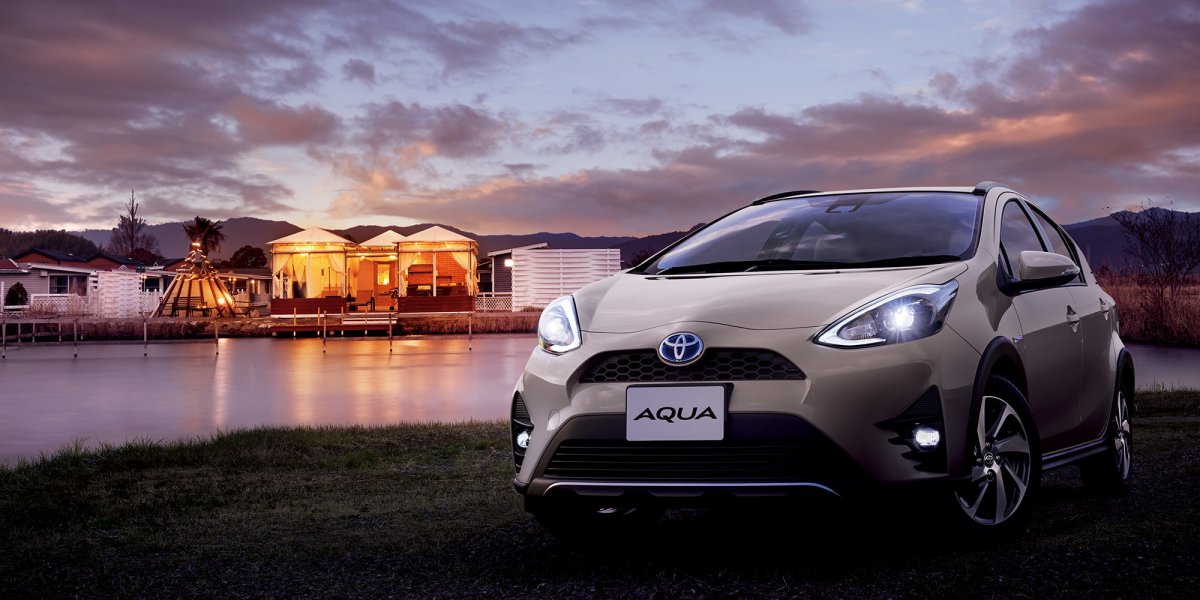 Тойота Аква гибрид 2012