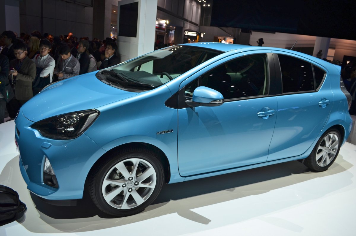 Тойота Аква 2014 год