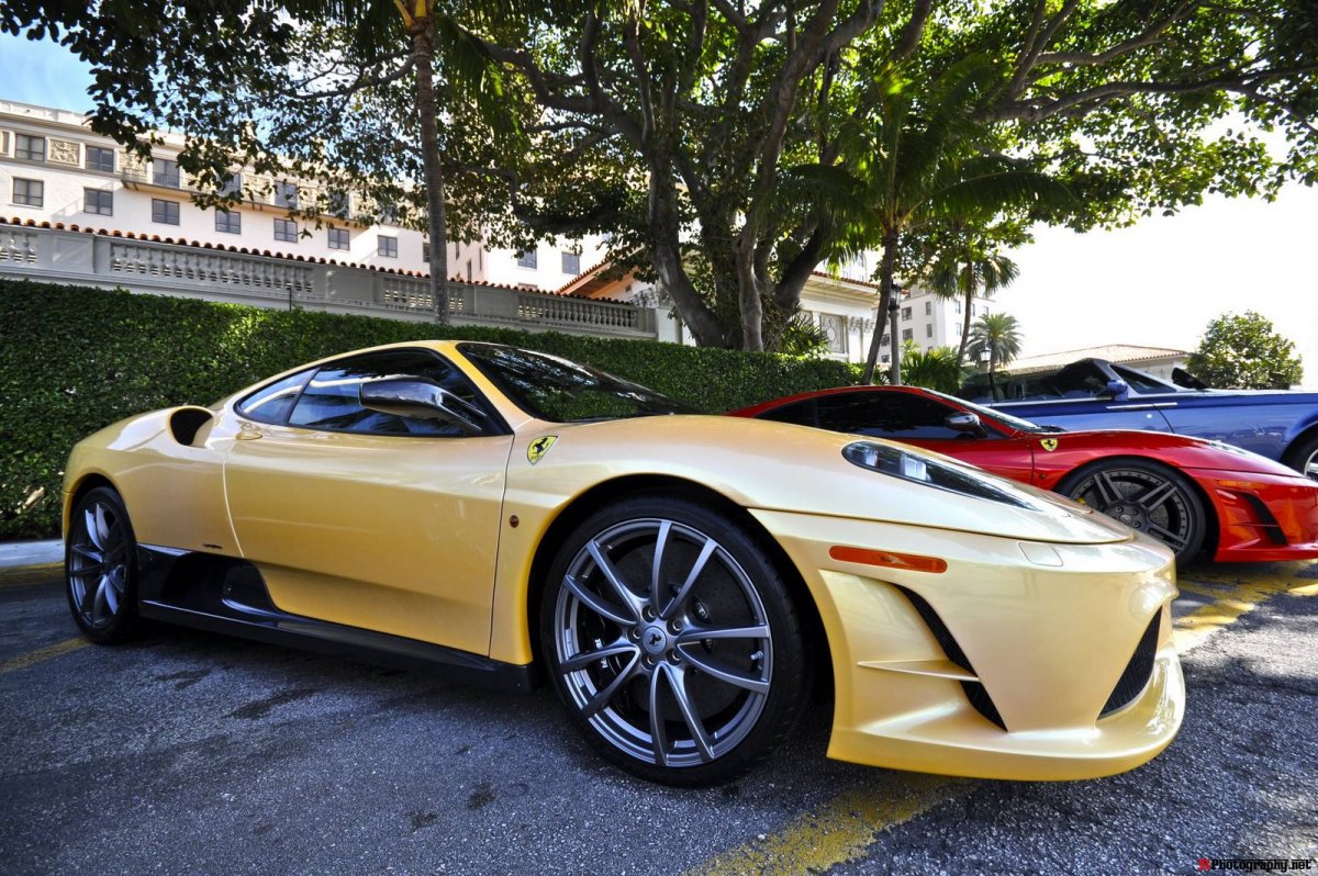 Феррари бежевая