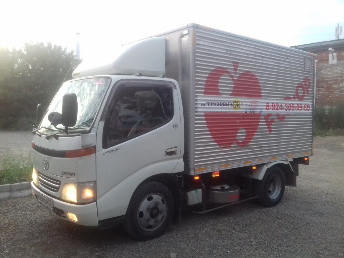 Грузовик Тойота Дюна будка