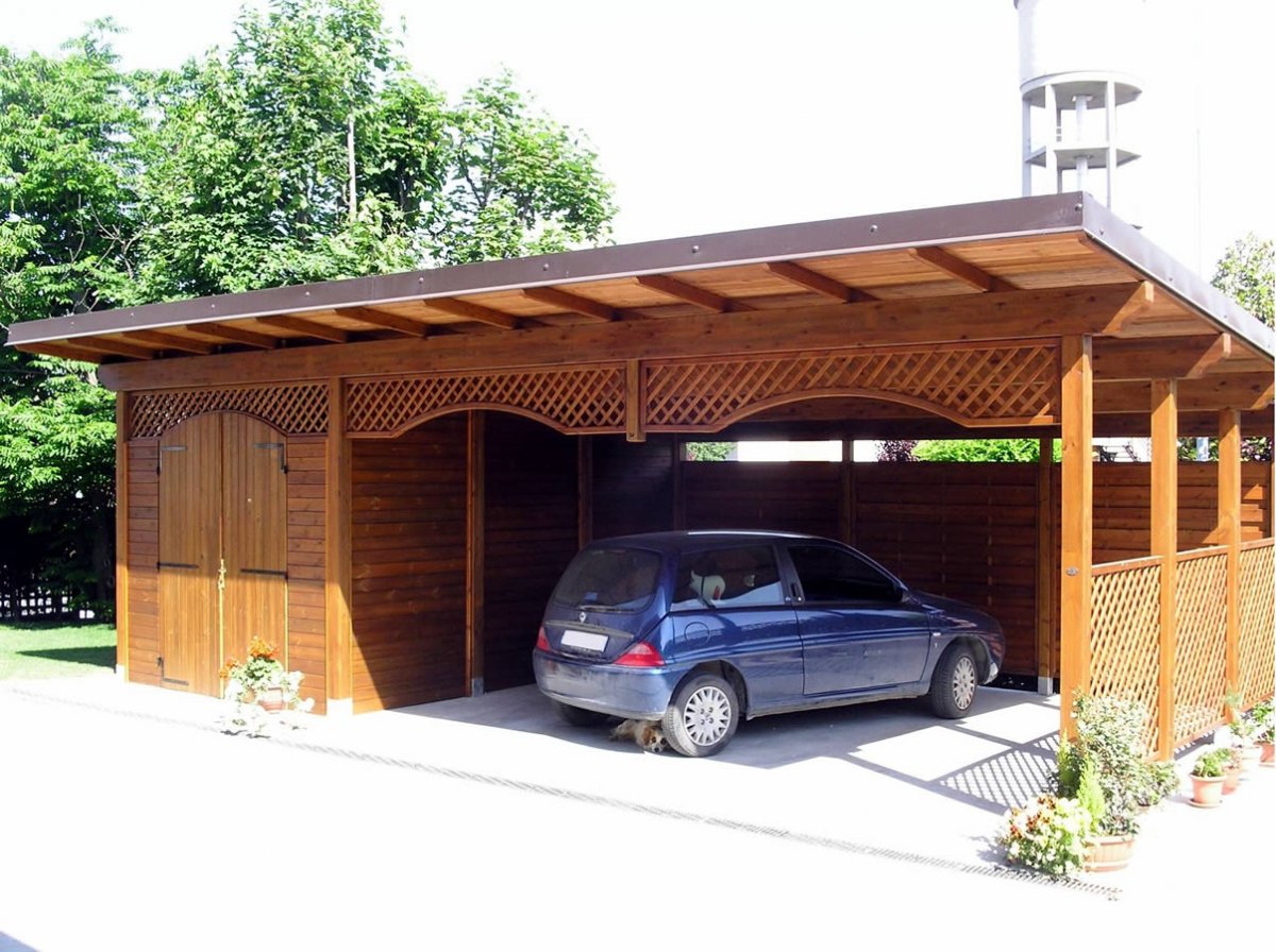 Деревянный сарай с навесом