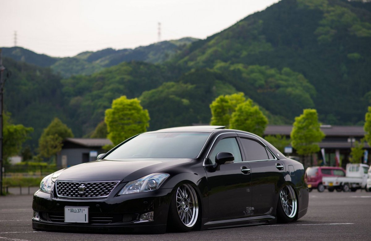 Toyota Crown 220 stance