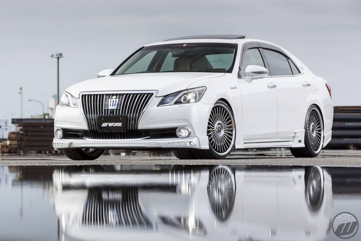 Тойота Краун 210 черный