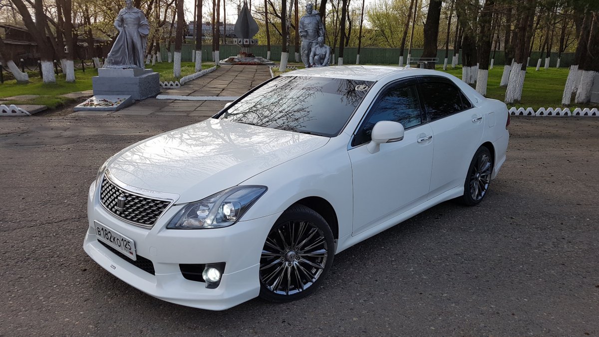Тойота Краун 2010 года