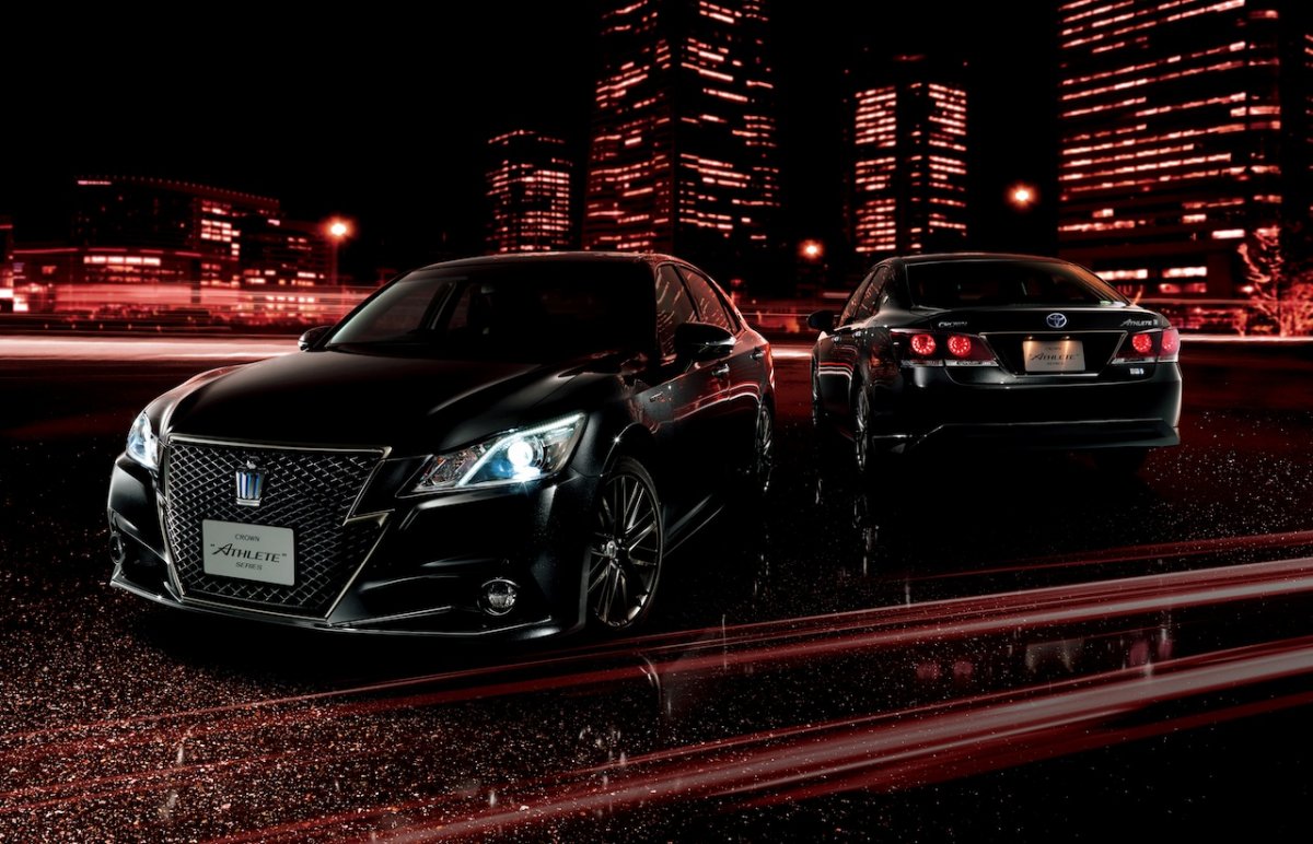 Toyota Crown athlete