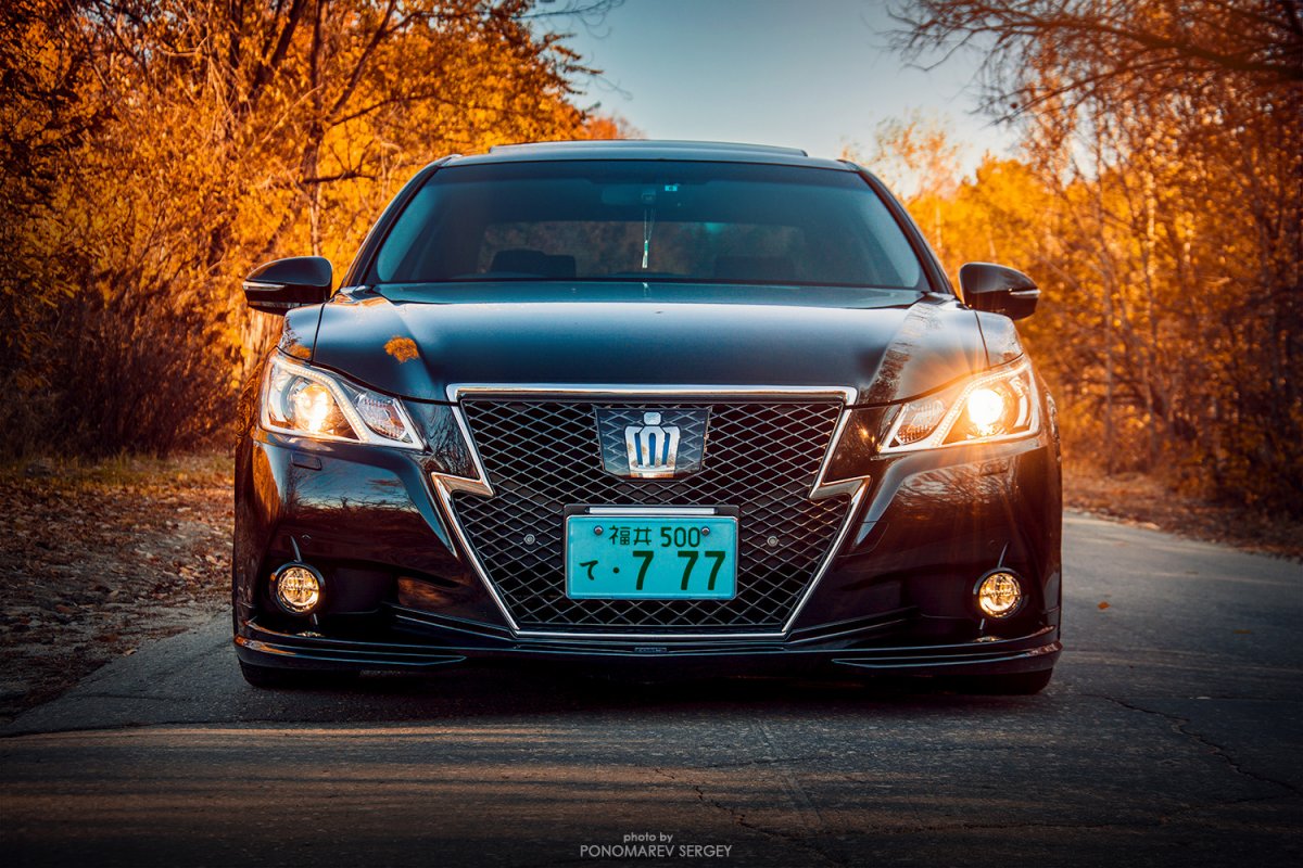 Toyota Crown athlete