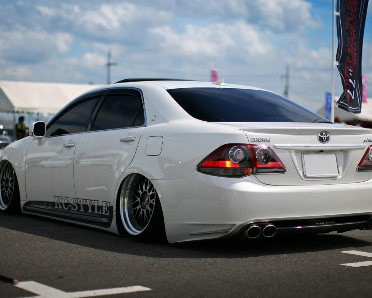 Тойота Кроун 2016