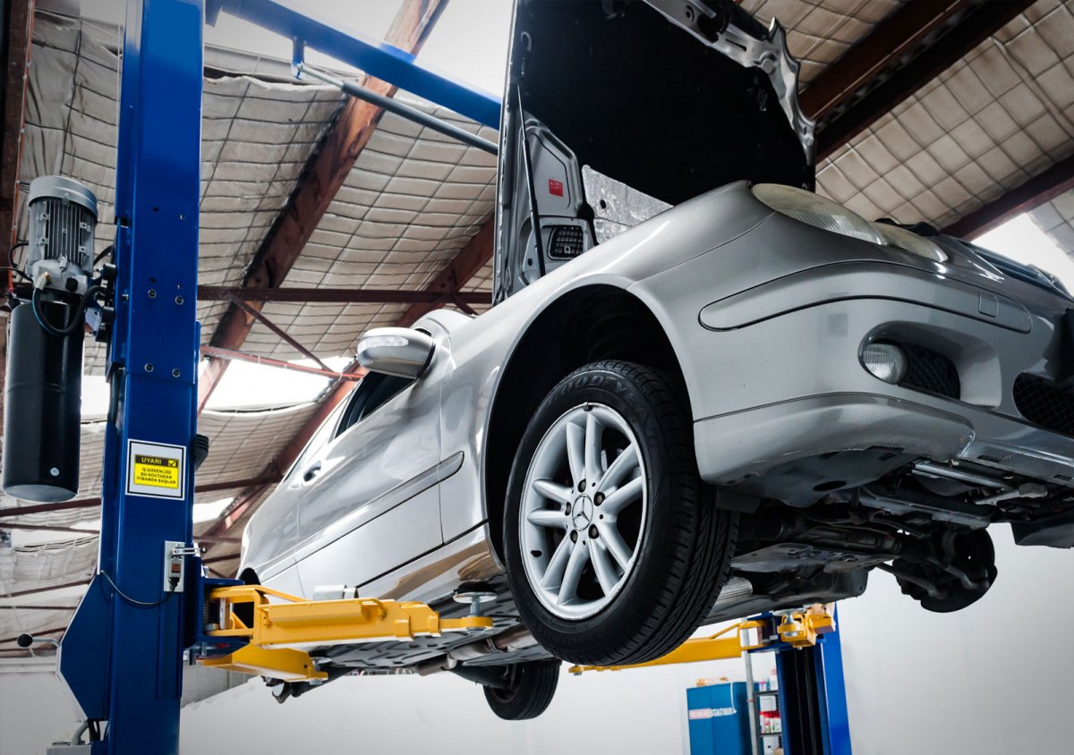 Машина на подъемнике