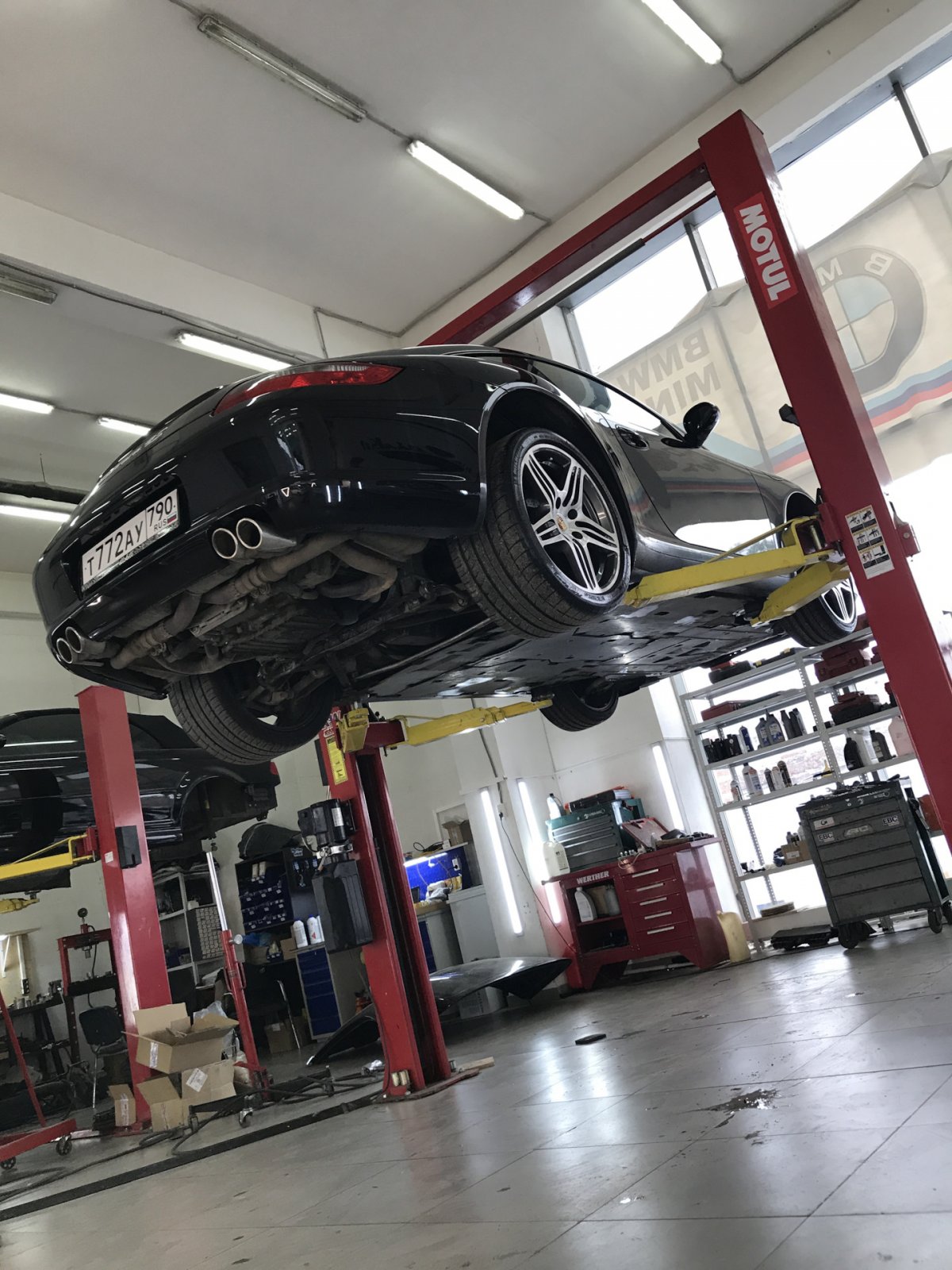 БМВ 3 на подъемнике