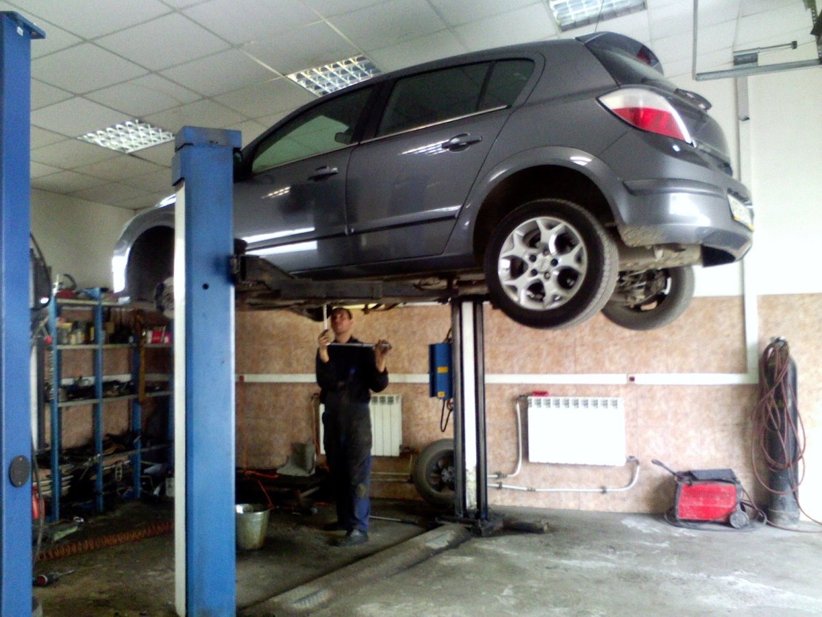 Слесарь автомастерской