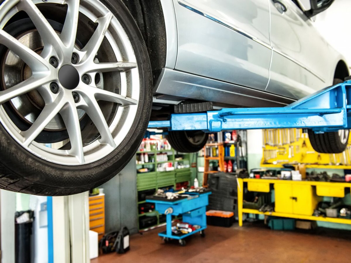 Машина в автосервисе