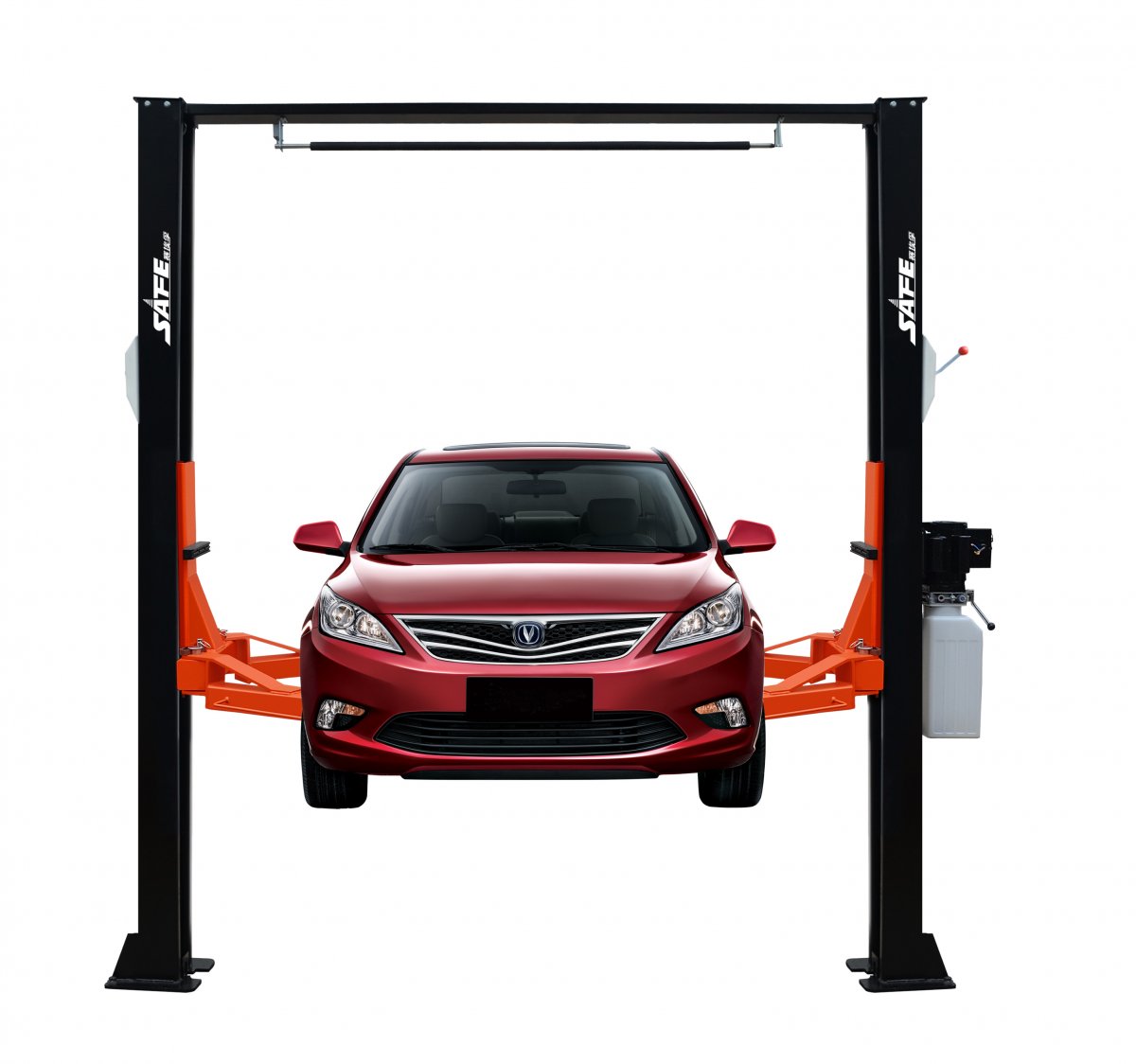 Человек ремонтирующий машины на подъемнике