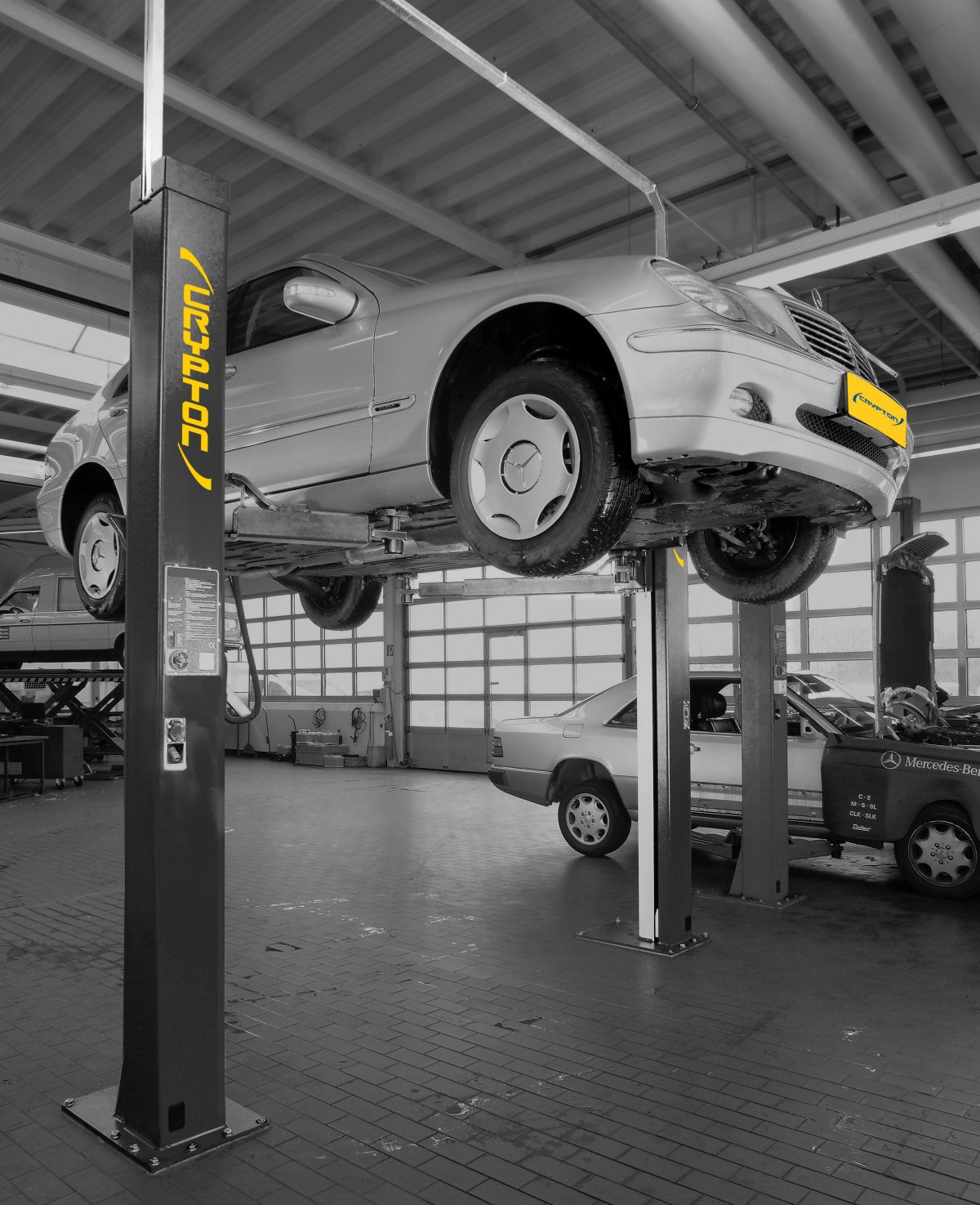 Автомобиль на подъемнике в сервисе