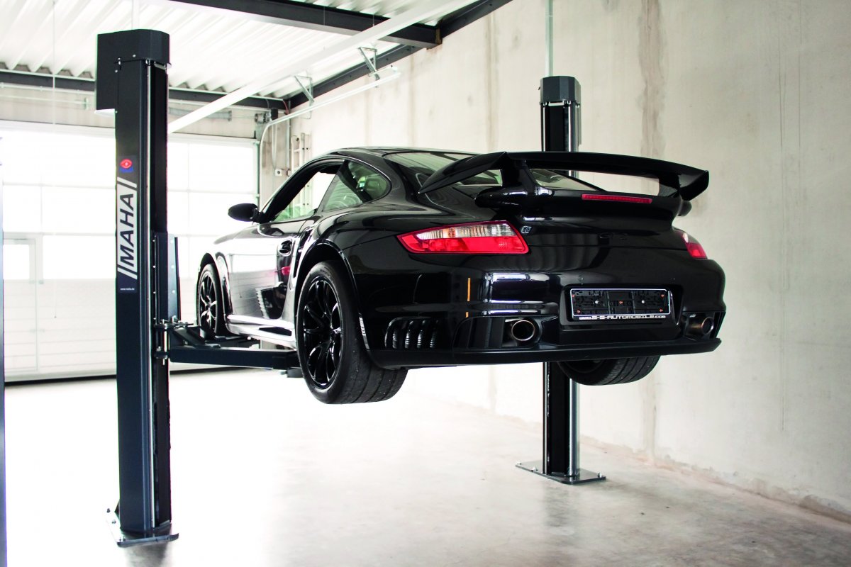 Машина в автосервисе