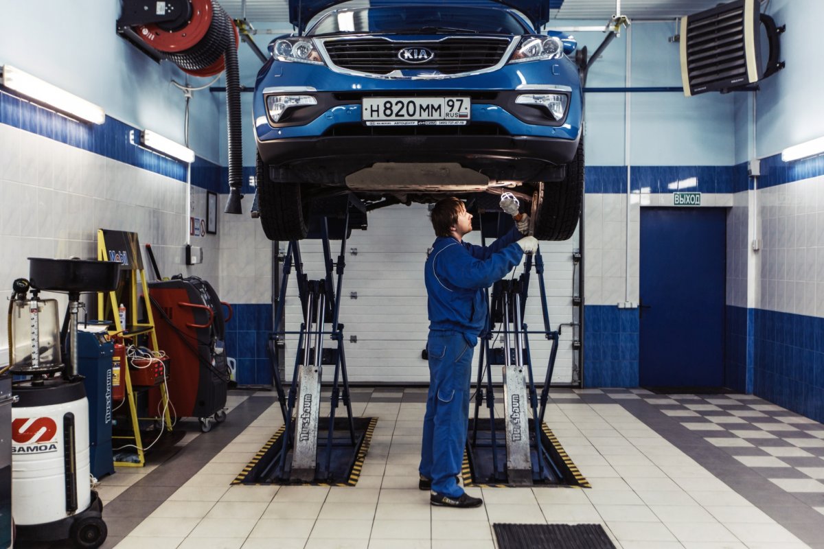 Машина на подъемнике