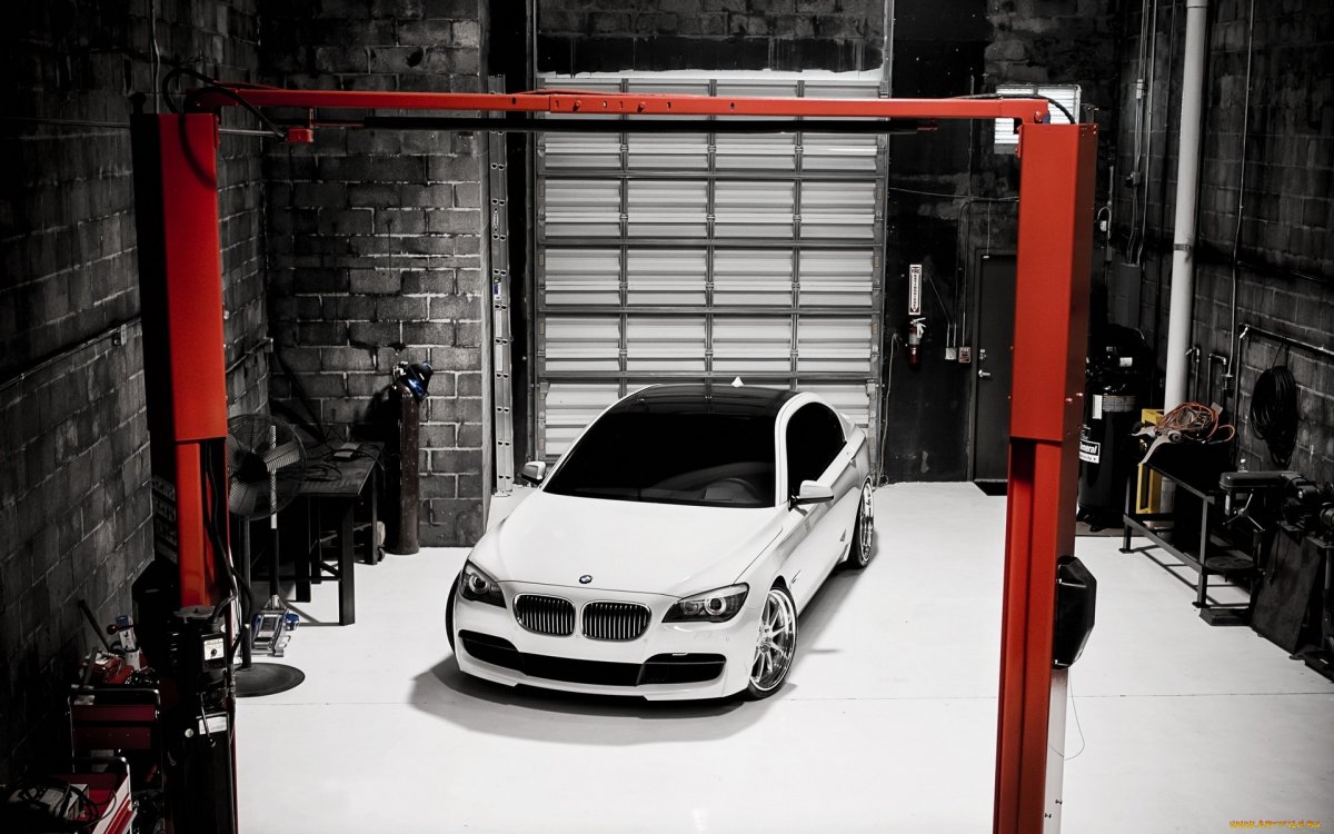 Машина на подъемнике