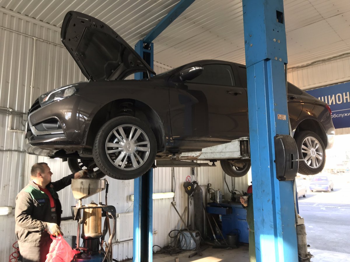 Лада Гранта на подъемнике