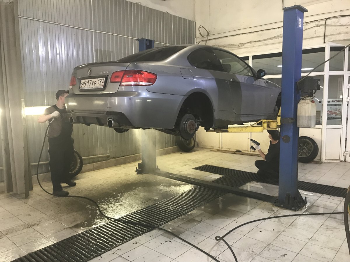 Машина на подъемнике