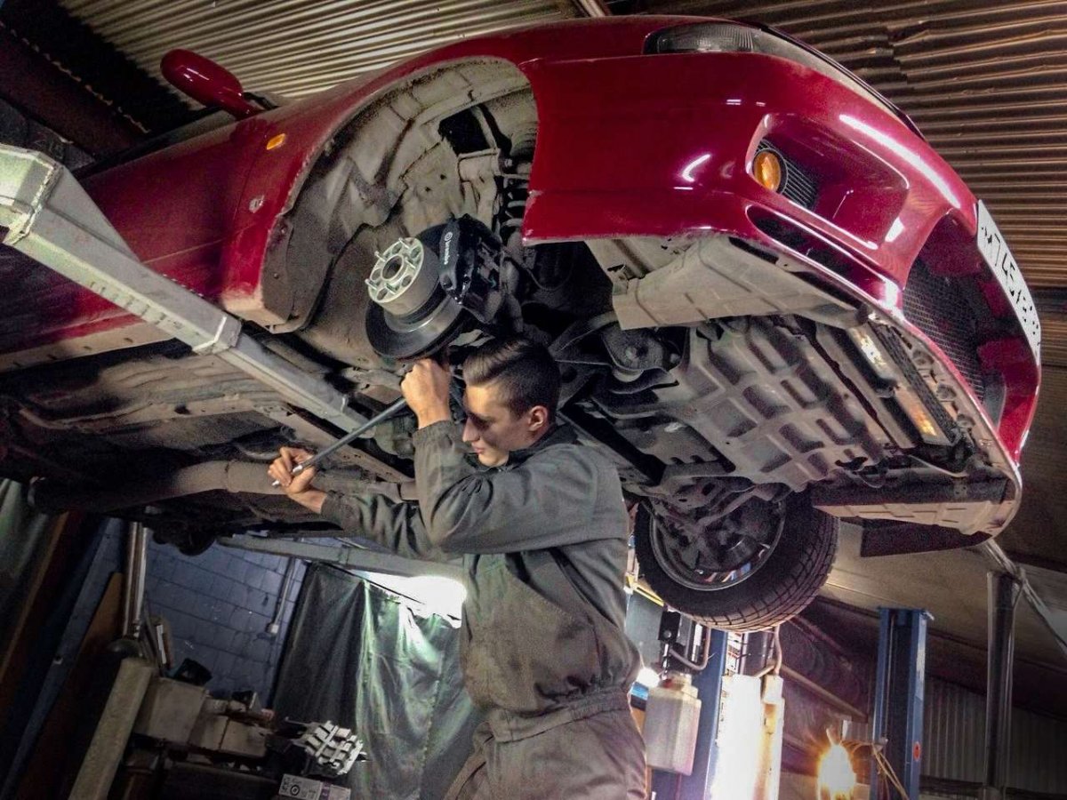 БМВ на подъемнике