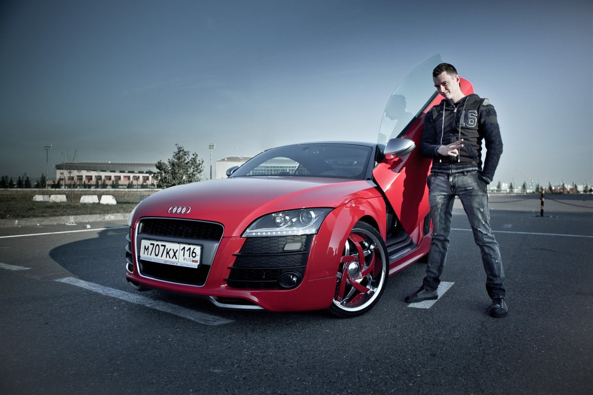 Парень возле машины