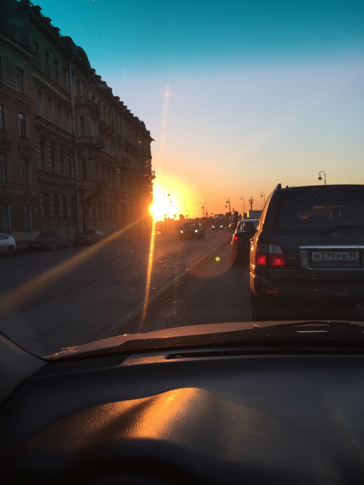 Рассвет из окна машины