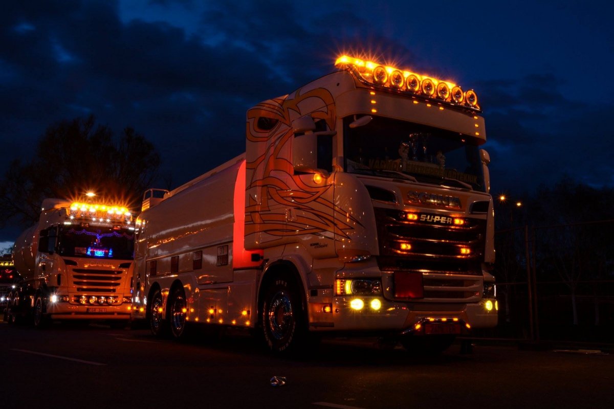 Скания ночью тягач