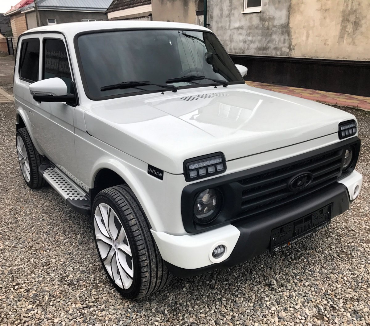 Нива Урбан белая