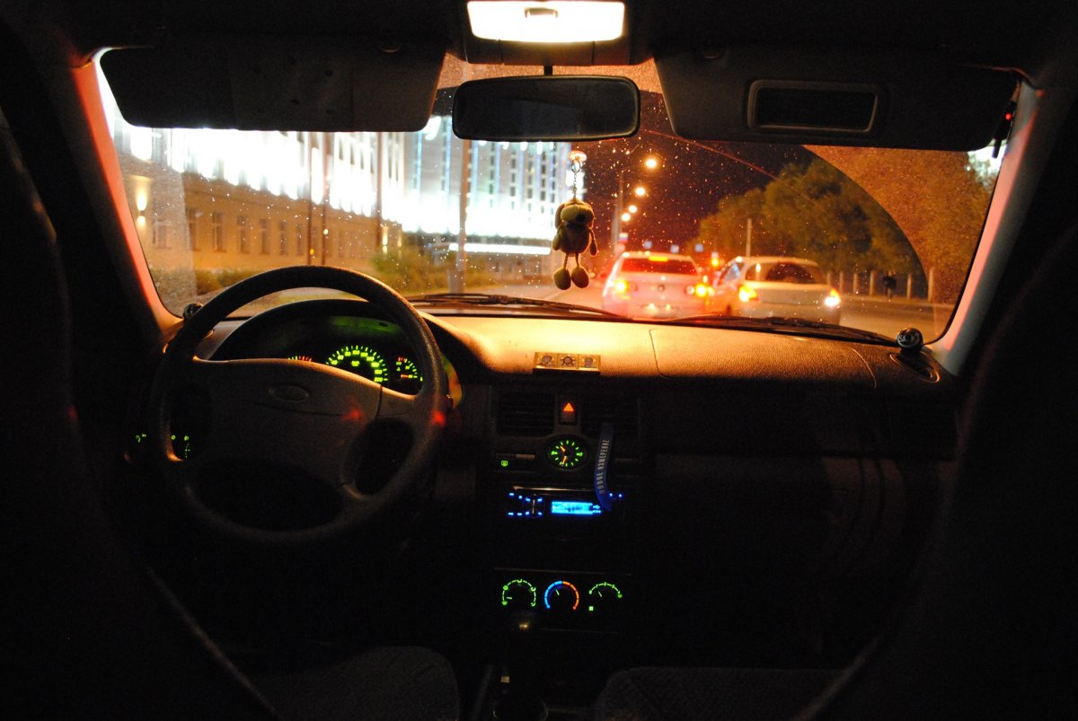 Лада Приора ночью