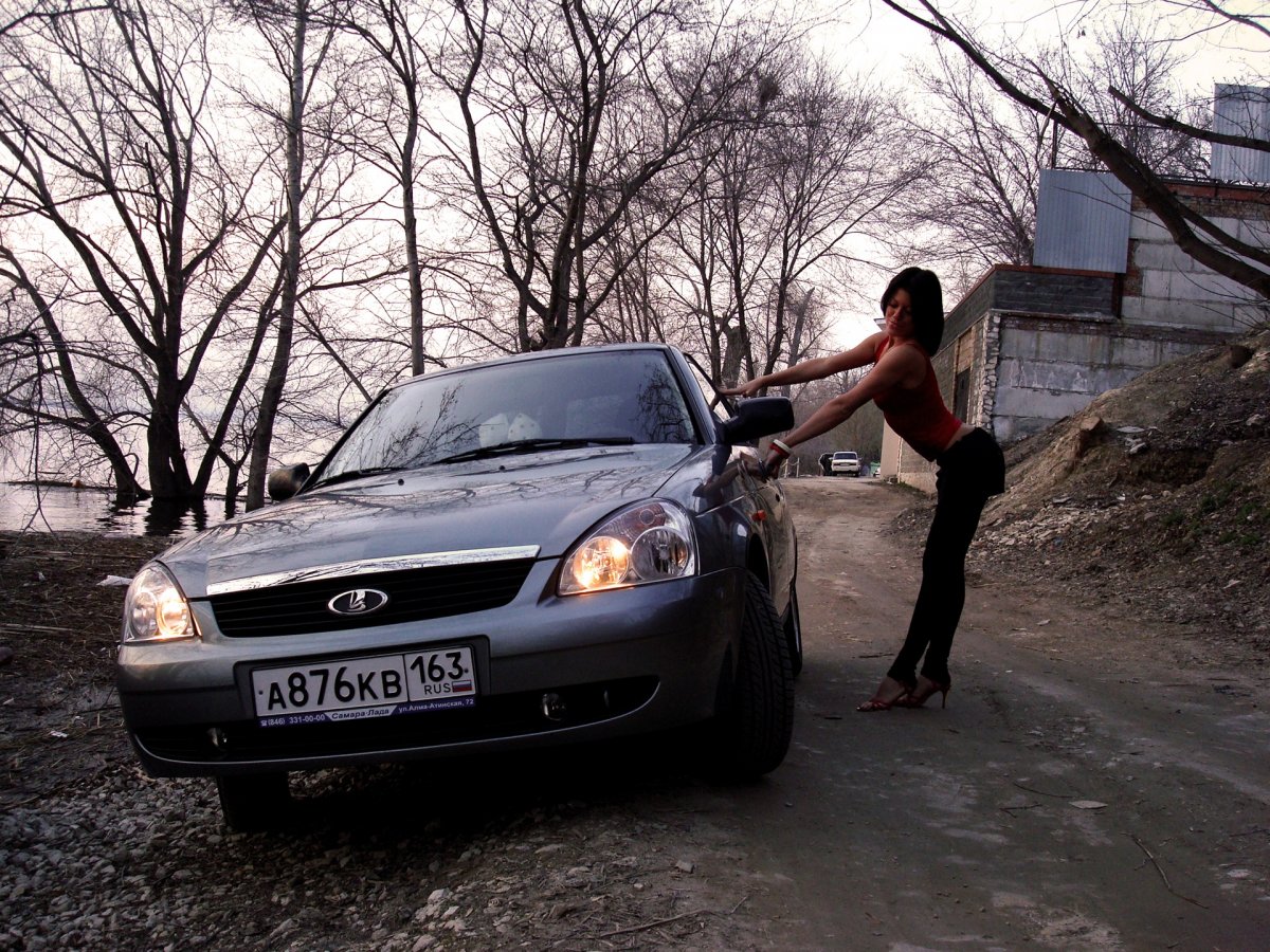 Парень с машиной на закате