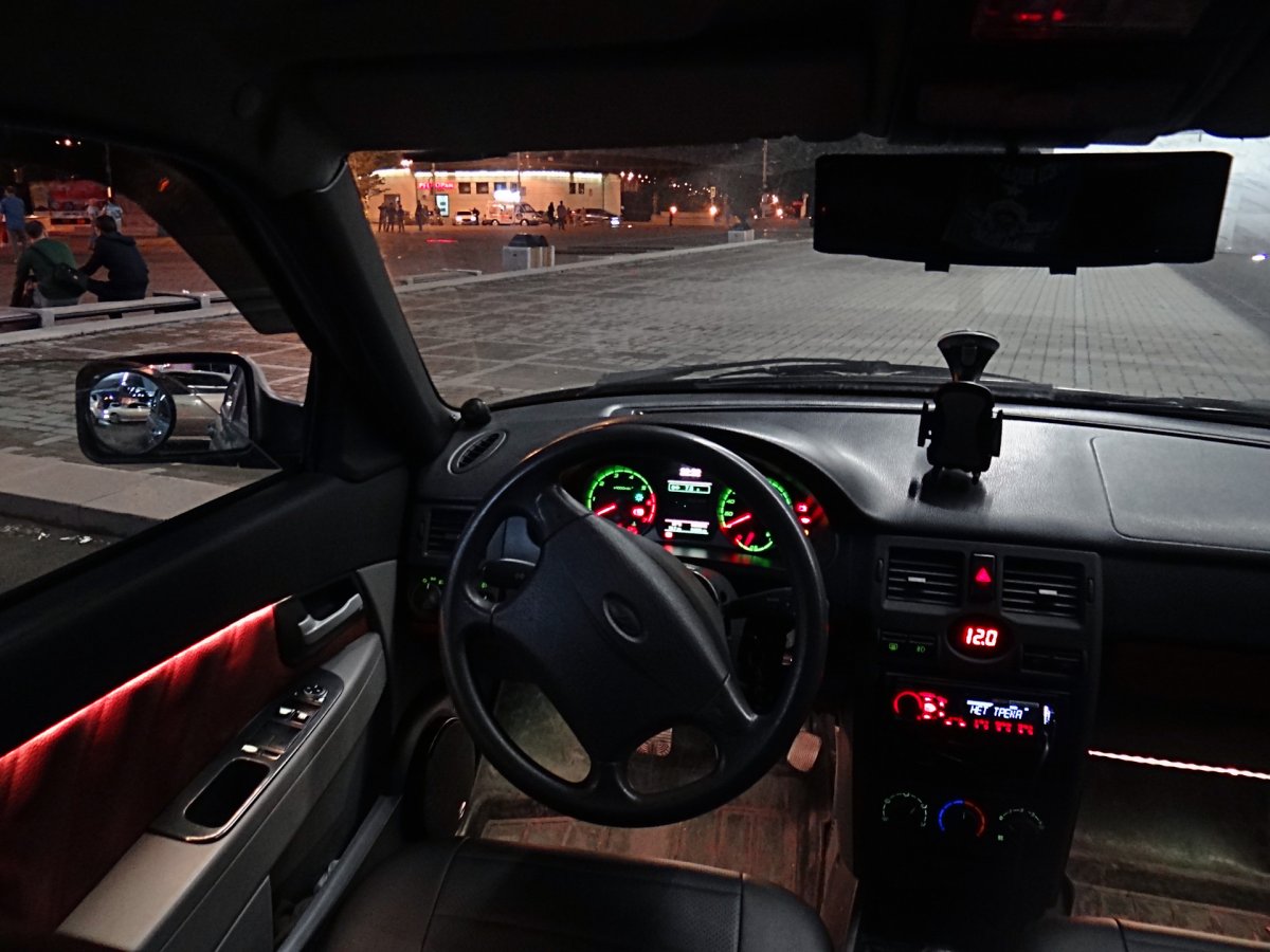 Приора в ночном городе