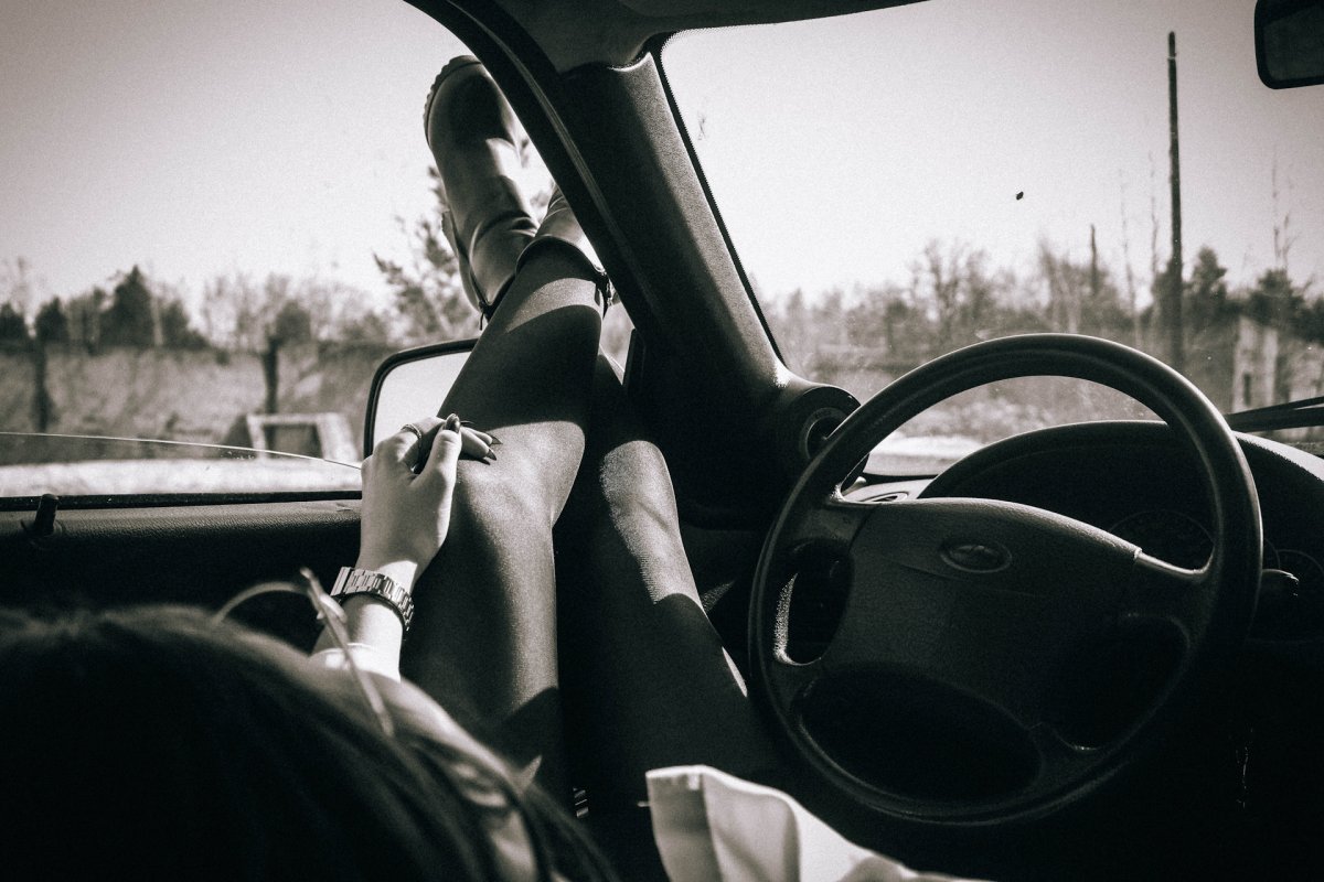 Девушка в салоне Приоры