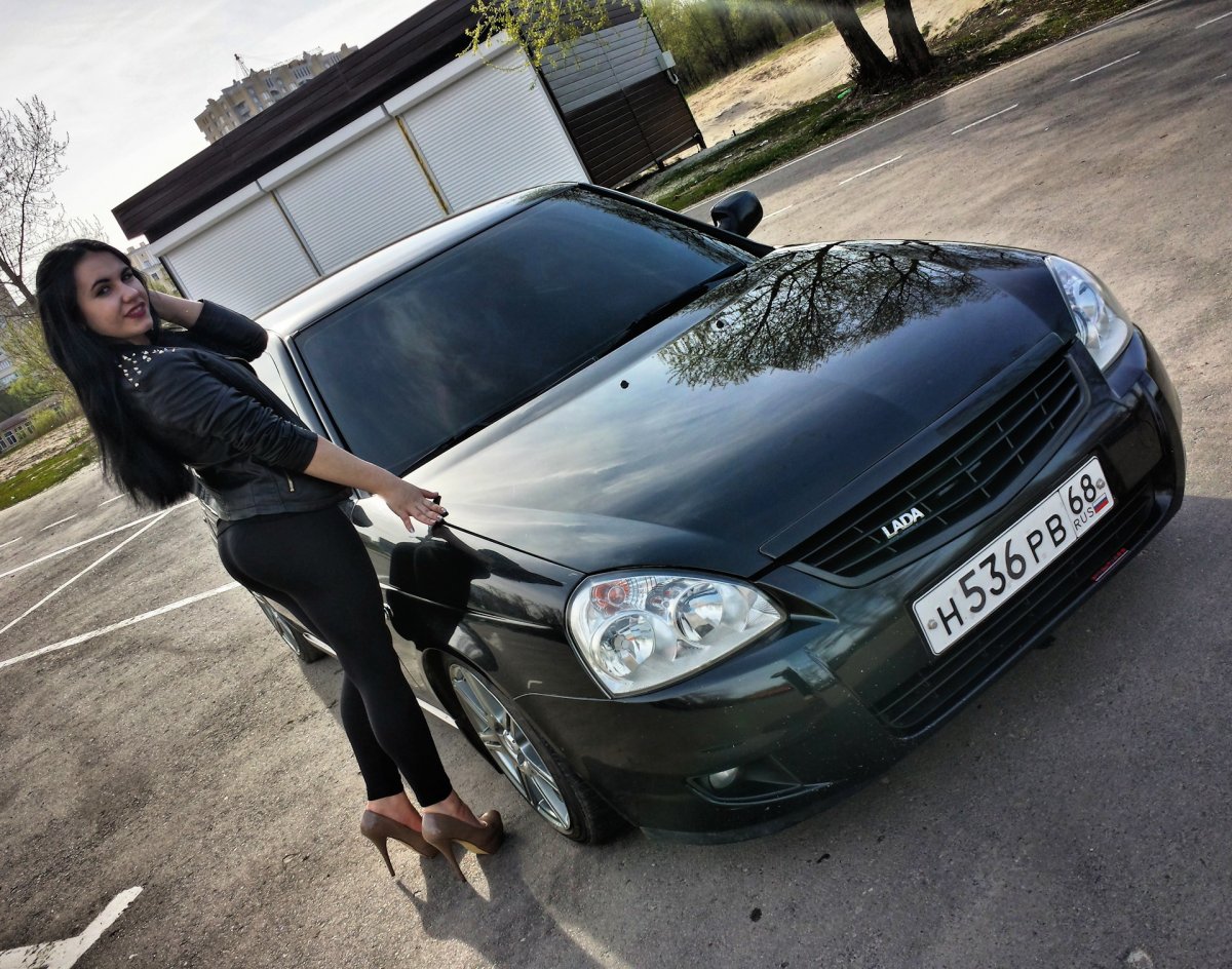 Мужчина за рулем со спины