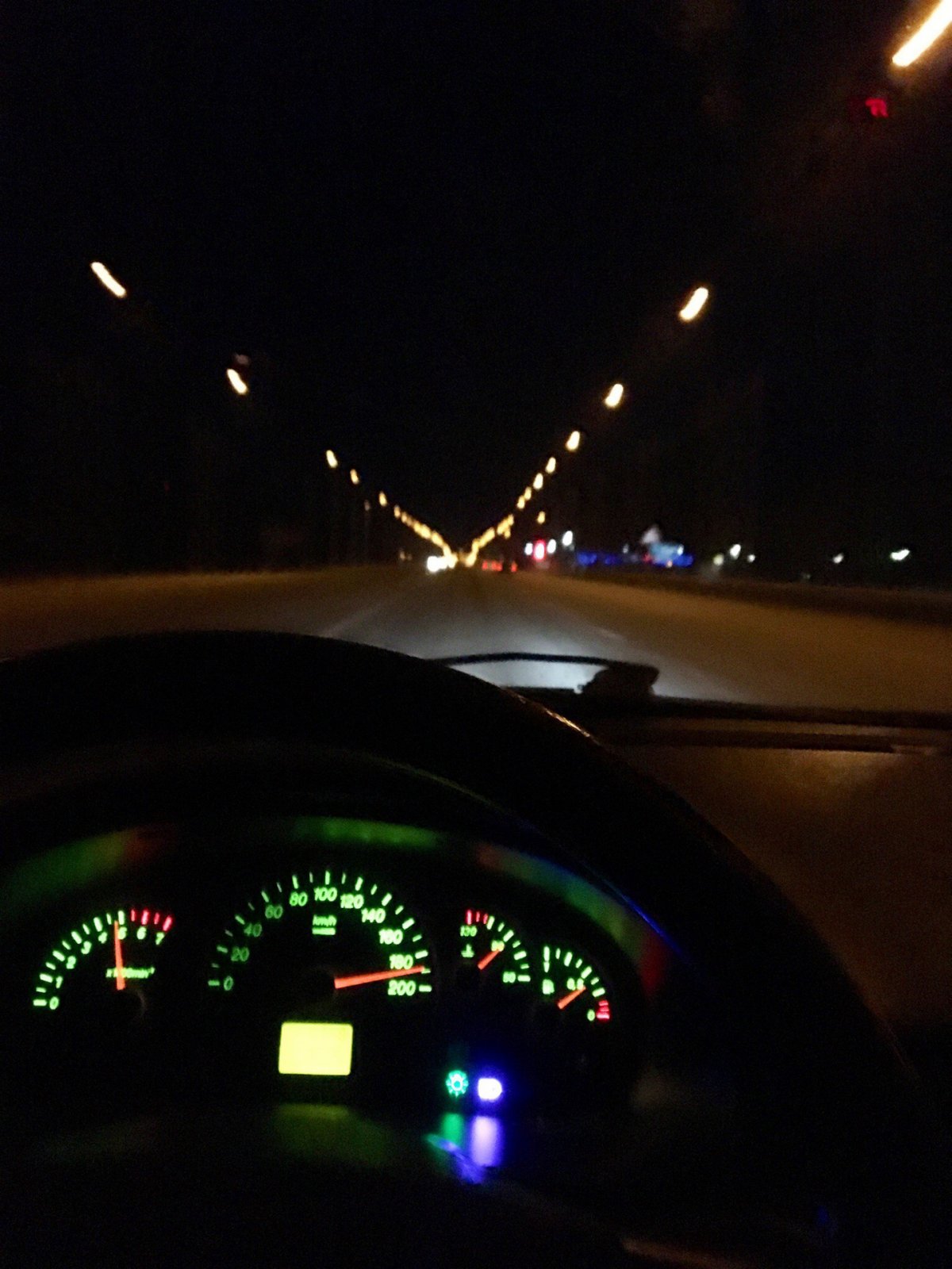 Лада Приора седан салон ночью