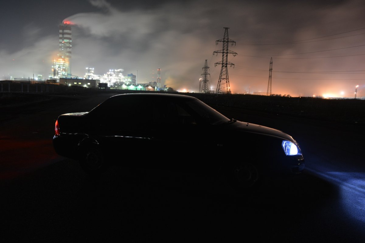 Вид из салона автомобиля на дорогу