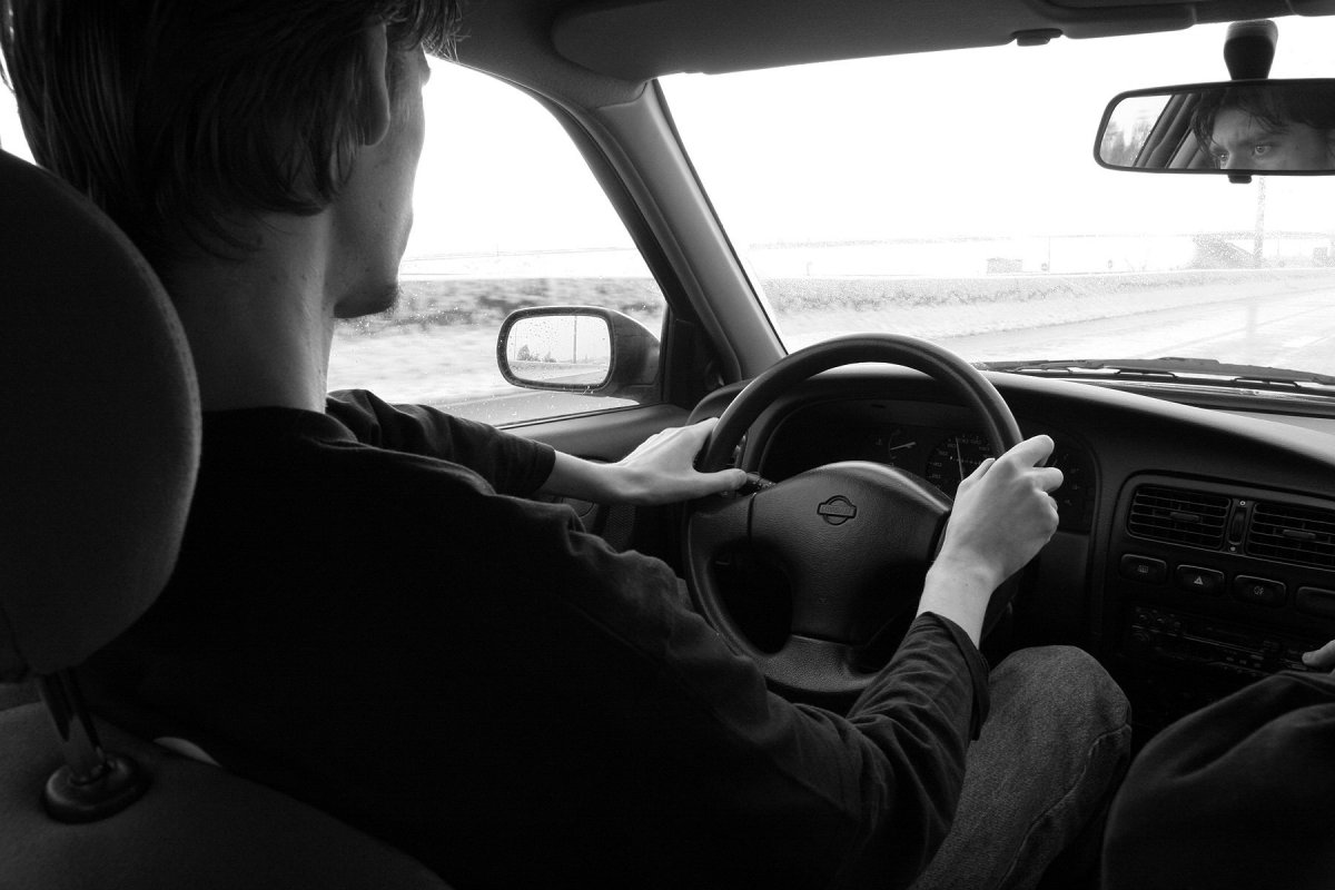 Мужчина в машине без лица