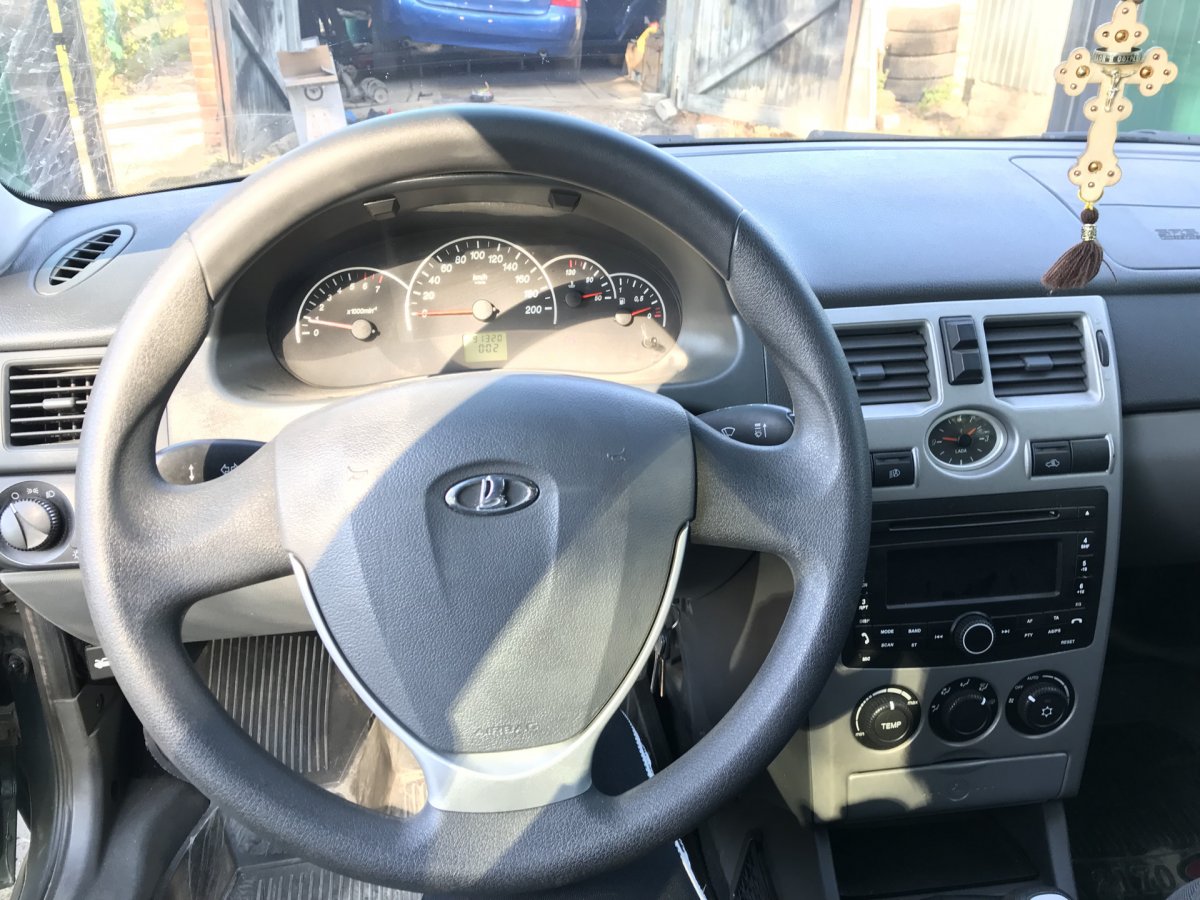 Девушка на приоре