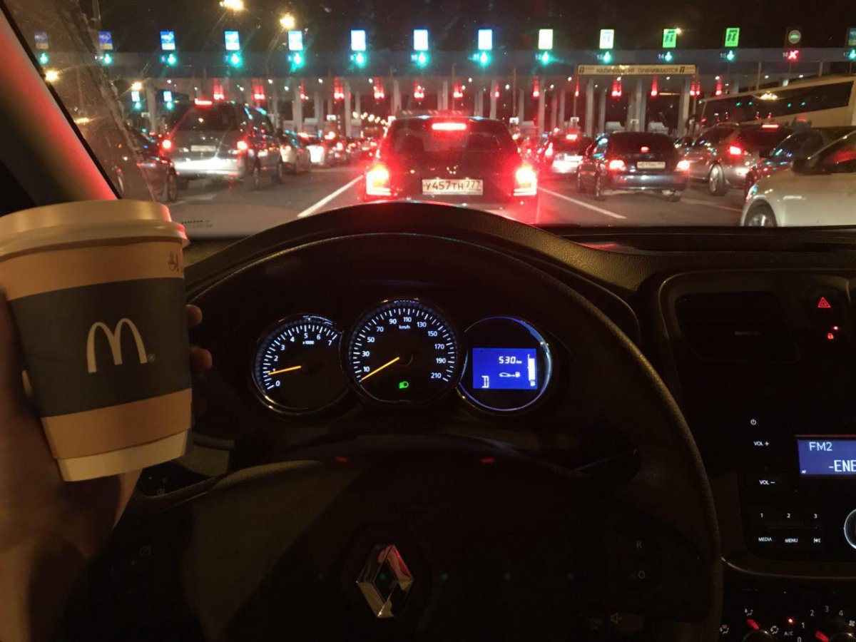 Девушка за рулем ночью