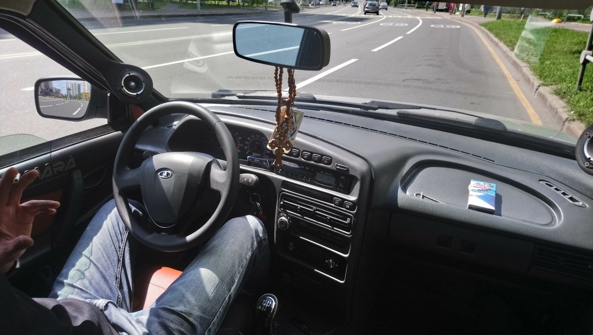 Девушка на приоре