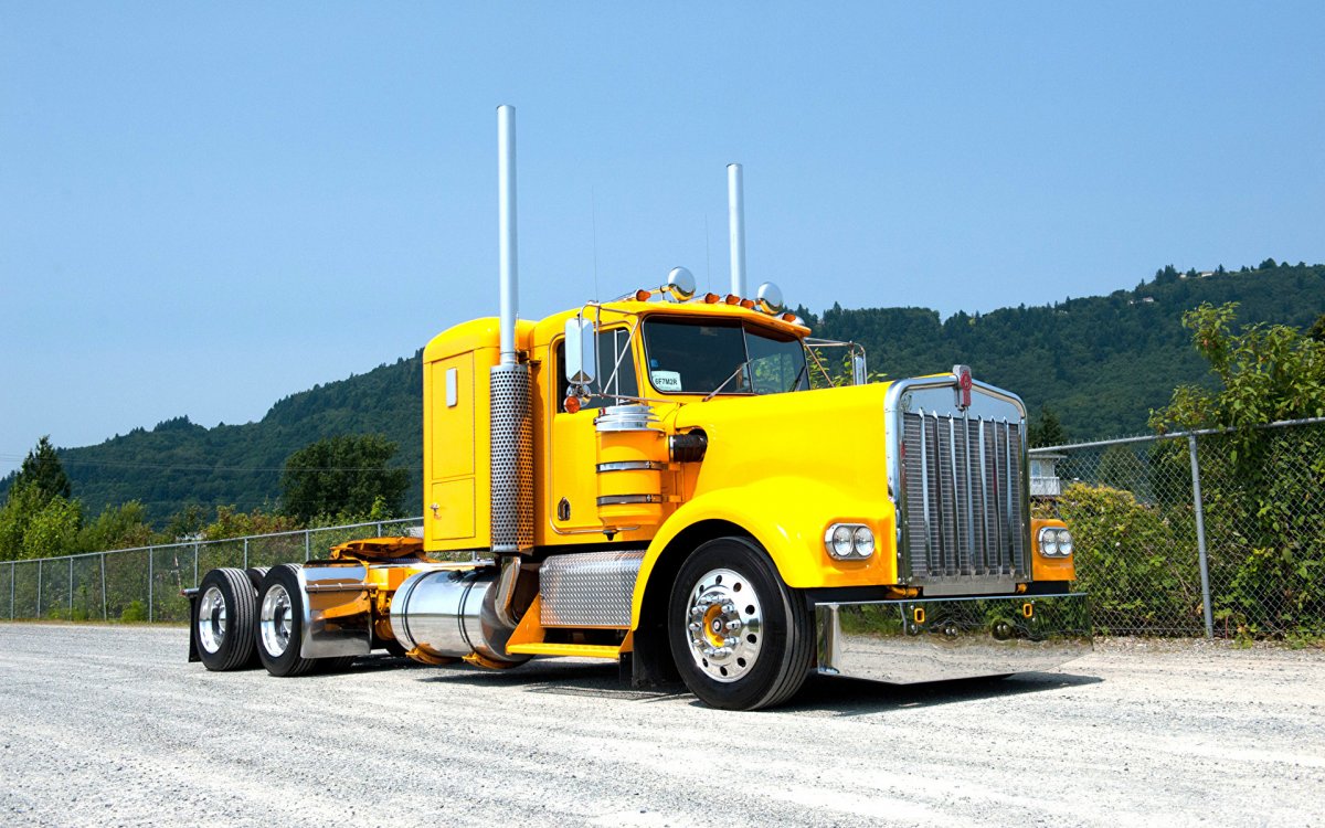 Грузовик Кенворт жёлтый