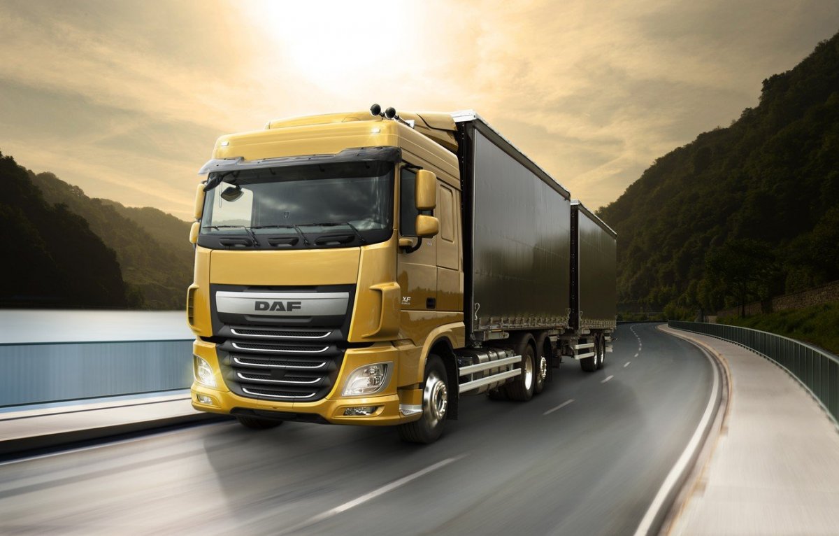 Грузовик едет