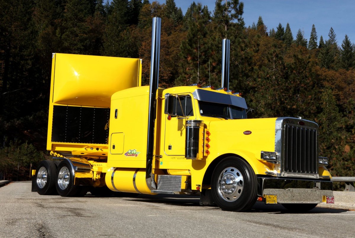 Петербилт желтый