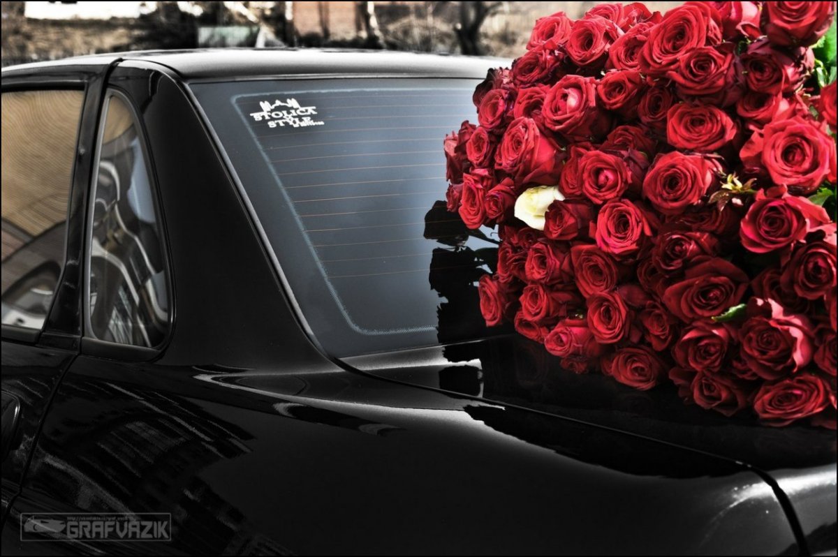 Цветы на черной машине