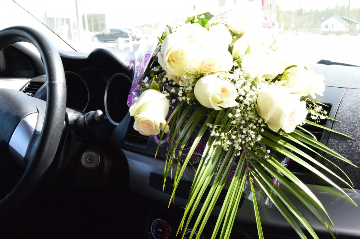 Букет цветов в салоне авто