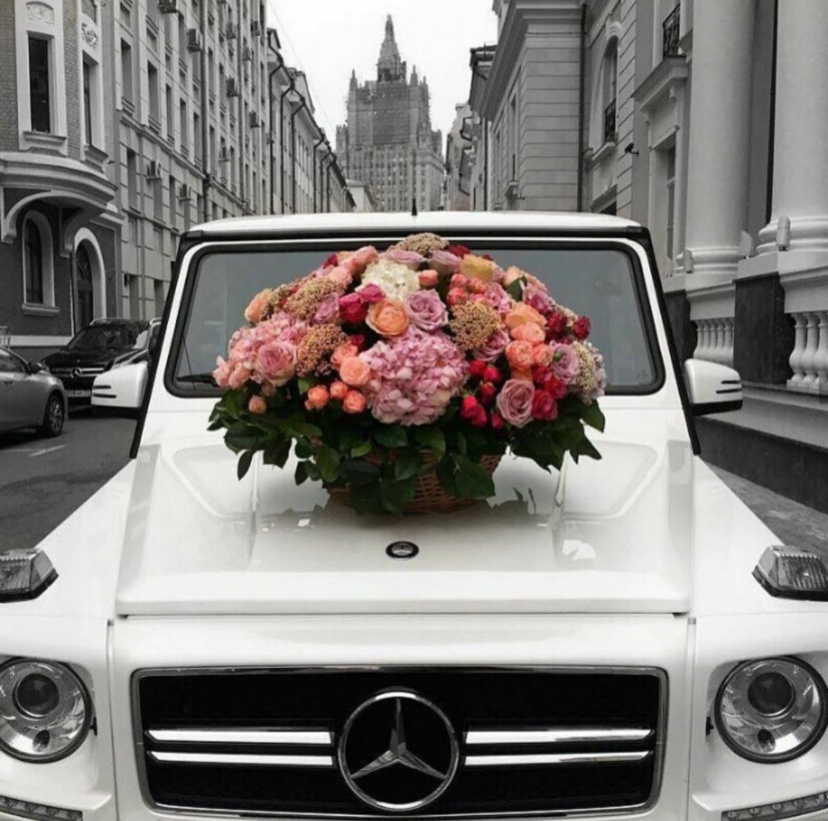 Машина с цветами