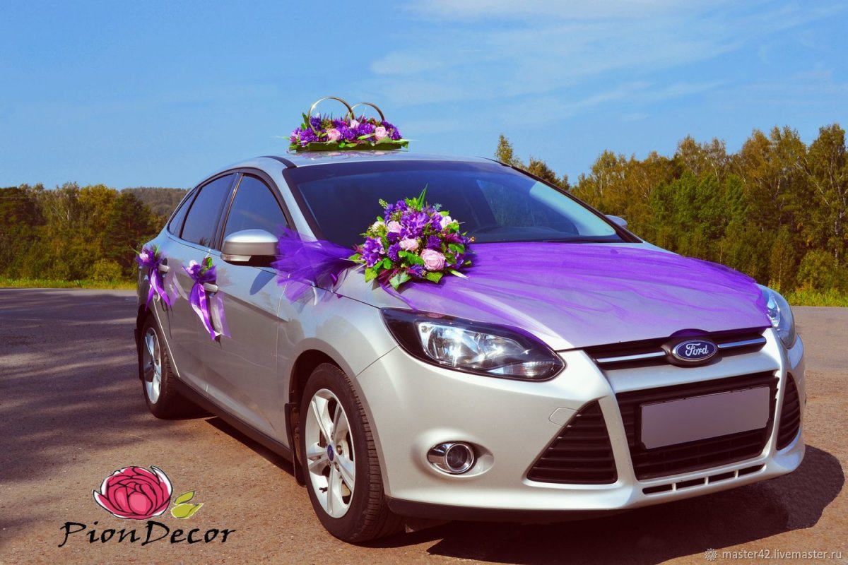 Украшение на машину в фиолетовом цвете