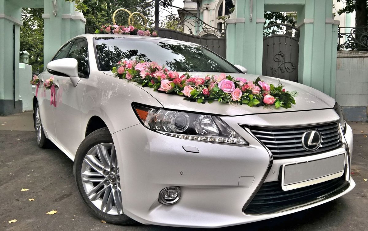 Украшение свадебного автомобиля