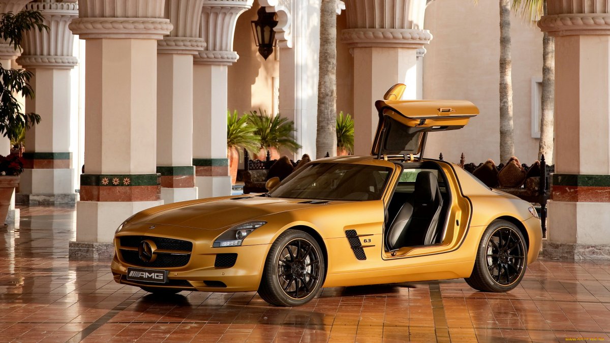 Золотой Mercedes-Benz SLS AMG.
