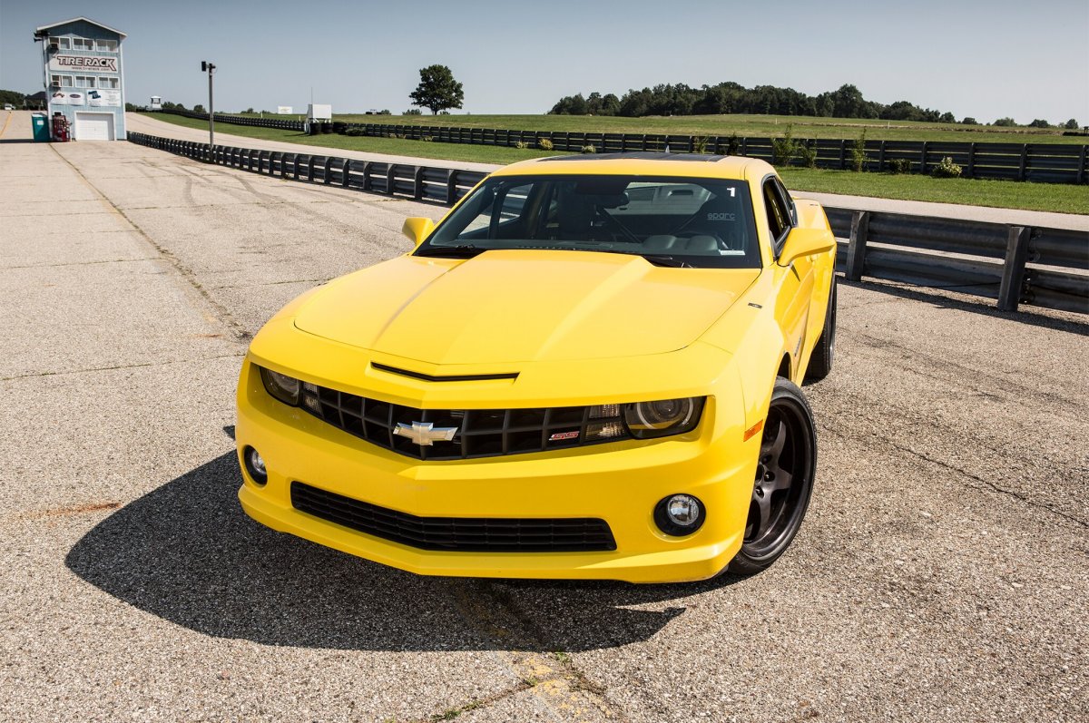 Chevrolet Camaro желтый