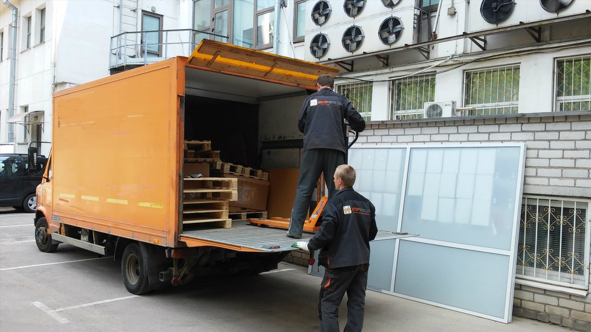 Разгрузка машины с гидробортом