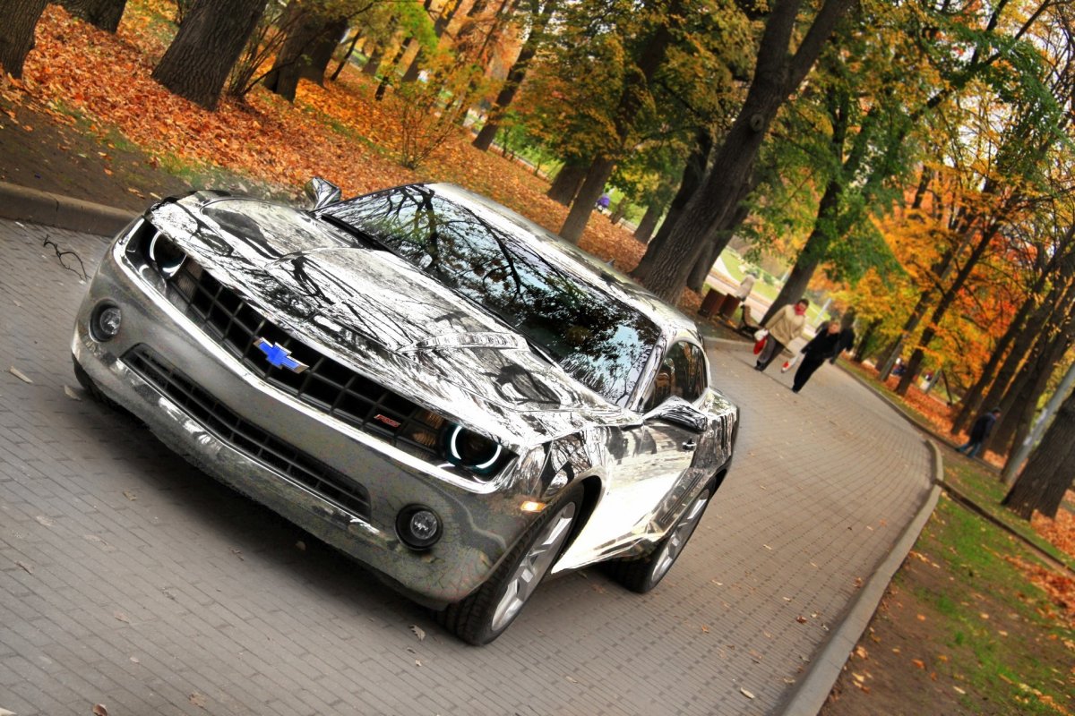 Шевроле Камаро осенью